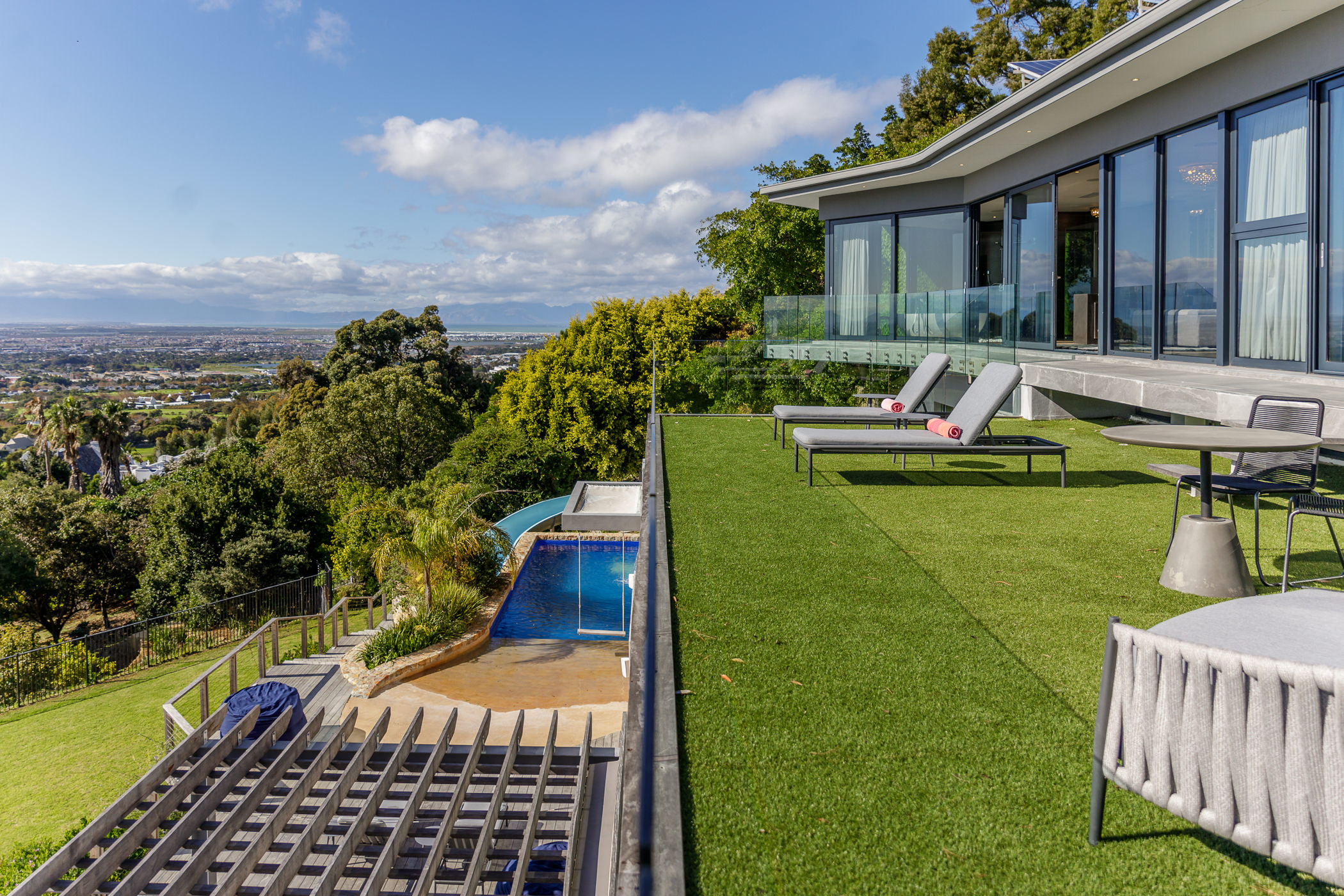 Zwaanswyk Luxury Villa with pool and mountain views